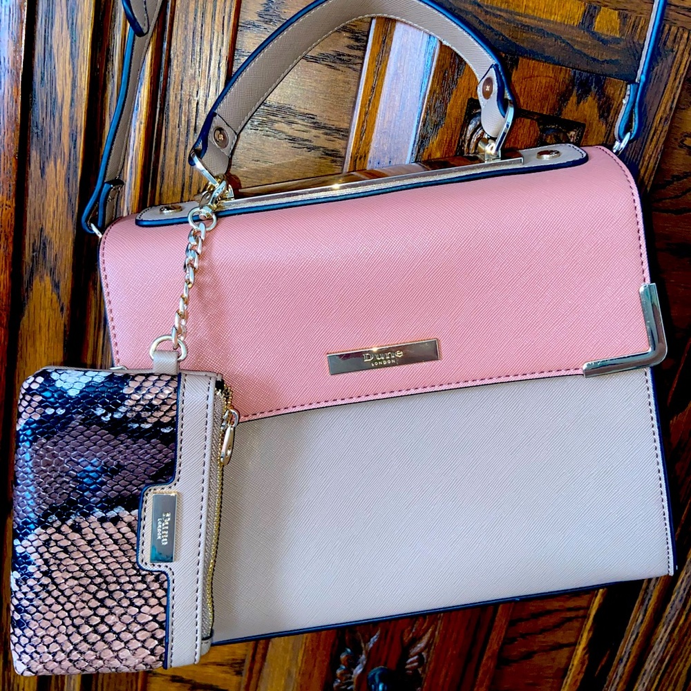 Dune Purse Like New with attachable card holder.